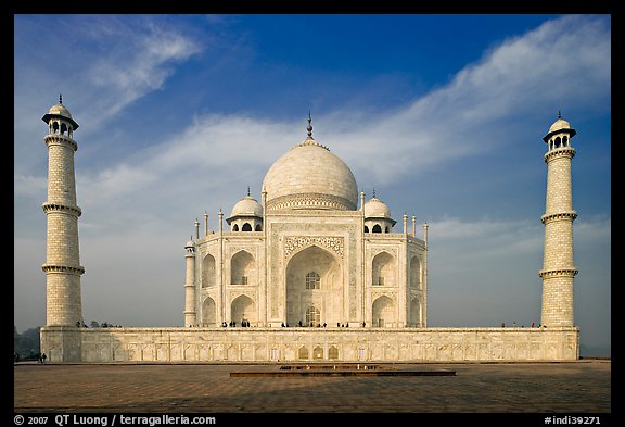 Mausoleum and decorative minarets, Taj Mahal. Agra, Uttar Pradesh, India (color)