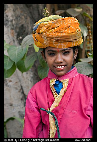 Boy with turban. Agra, Uttar Pradesh, India (color)