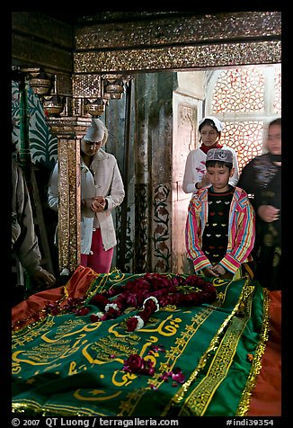 Family making offering on Shaikh Salim Chishti tomb. Fatehpur Sikri, Uttar Pradesh, India