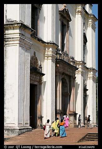 People at the entrance of Se Cathedral, Old Goa. Goa, India (color)