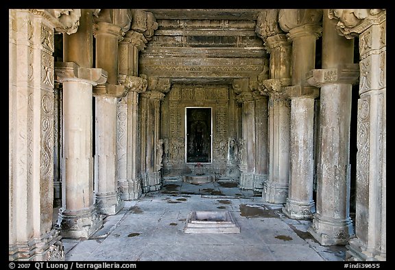 Mandapa inside Kadariya-Mahadeva temple. Khajuraho, Madhya Pradesh, India (color)