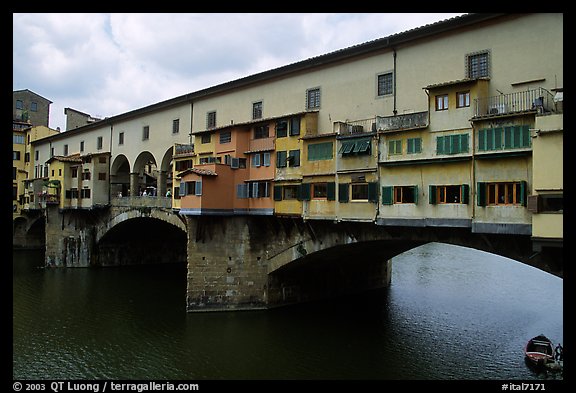 Ponte Vecchio (1345),  old bridge lined with shops. Florence, Tuscany, Italy