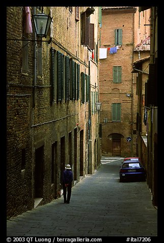 Narrow street. Siena, Tuscany, Italy