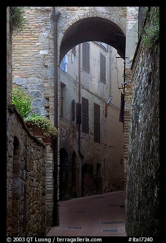 Arch and narrow street. San Gimignano, Tuscany, Italy (color)