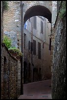 Arch and narrow street. San Gimignano, Tuscany, Italy