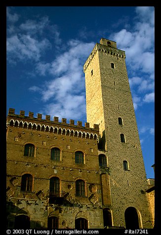 Palazzo del Popolo and Torre Grossa, early morning. San Gimignano, Tuscany, Italy