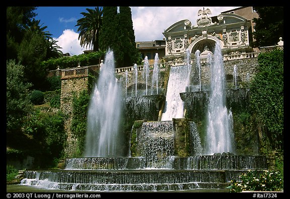 Large fountain, Villa d'Este gardens. Tivoli, Lazio, Italy (color)