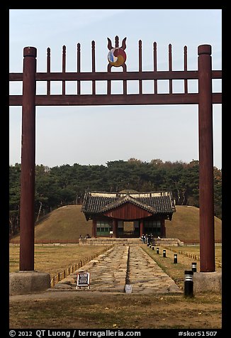 Hongsalmun gate, Sindo and Eodo stone-covered paths (Chamdo), Jongneung. Seoul, South Korea (color)