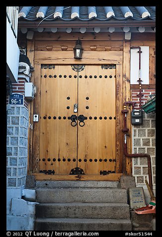 Wooden door, Bukchon Hanok Village. Seoul, South Korea