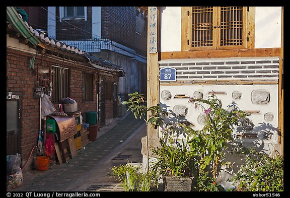 House and alley, Bukchon Hanok Village. Seoul, South Korea