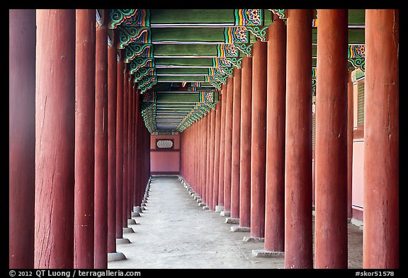 Open corridor around Geugjeong-jeon. Seoul, South Korea (color)
