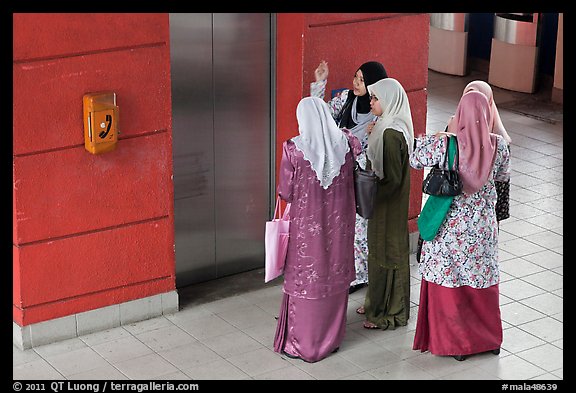 Malaysian women in islamic dress, Suria KLCC. Kuala Lumpur, Malaysia (color)