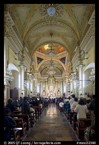 Evening mass in the Basilica de Nuestra Senora Guanajuato. Guanajuato, Mexico