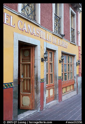 Restaurant El Canastillo de Flores on Plaza de la Paz. Guanajuato, Mexico (color)