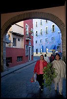 Women walking in a tunnel. Guanajuato, Mexico (color)