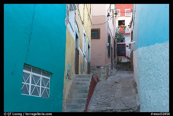 Steep and narrow alleyway. Guanajuato, Mexico (color)