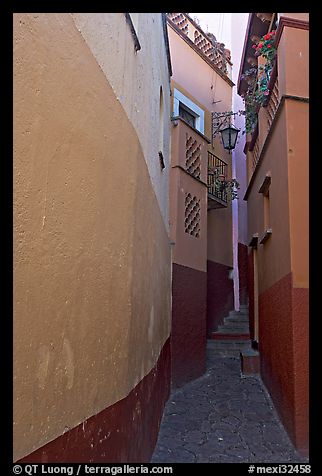 Callejon del Beso, the narrowest of the alleyways. Guanajuato, Mexico