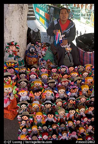 Woman selling Traditional puppets. Guanajuato, Mexico (color)