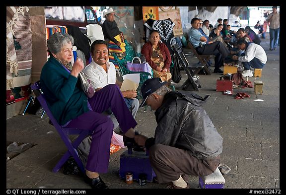 Shoe shinning on plazza. Guanajuato, Mexico