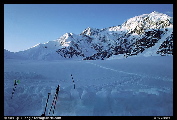 The West Buttress route goes behind the ridge above the Kahilna pass. Totally invisible from the land, it has been discovered in the 50s by Bradford Washburn thanks to his large format aerial photographic surveys. This discovery would revolutionize Mt Mc Kinley climbing. Denali, Alaska (color)