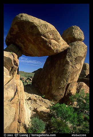 Arch formed by balanced boulder, Grapevine mountains. Big Bend National Park, Texas, USA.
