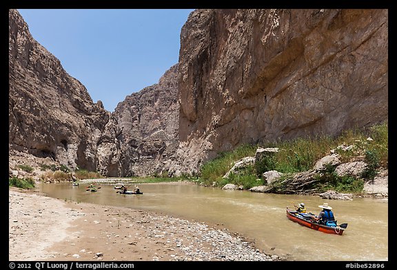 Paddling the Rio Grande in Boquillas Canyon. Big Bend National Park, Texas, USA.