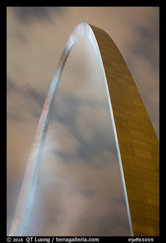 St Louis Arch at night. Gateway Arch National Park, St Louis, Missouri, USA.