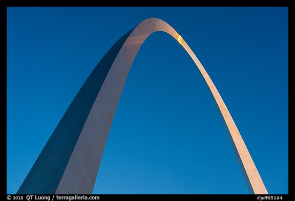 Eero Saarinen's Gateway Arch at sunrise. Gateway Arch National Park (color)