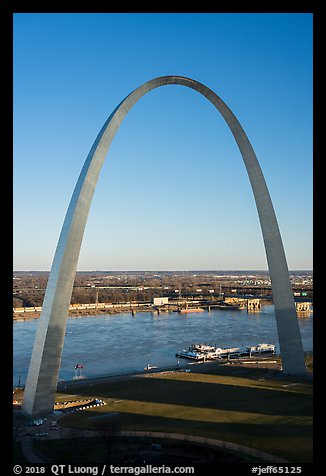 Arch and Mississippi River from above, late afternoon. Gateway Arch National Park (color)