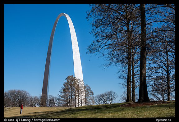 Visitor looking. Gateway Arch National Park, St Louis, Missouri, USA.