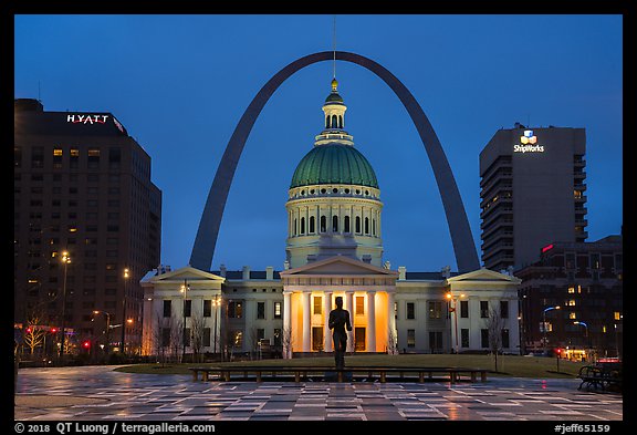 Old Courthouse, Arch, and downtown from Kiener Plaza at night. Gateway Arch National Park, St Louis, Missouri, USA.