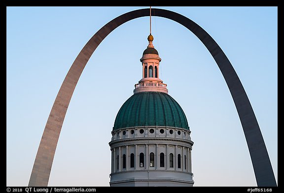 Old Courthouse dome and Arch at sunset. Gateway Arch National Park, St Louis, Missouri, USA.