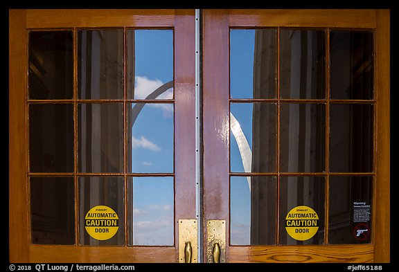 Arch, Old Courthouse window reflexion, Old Courthouse. Gateway Arch National Park (color)