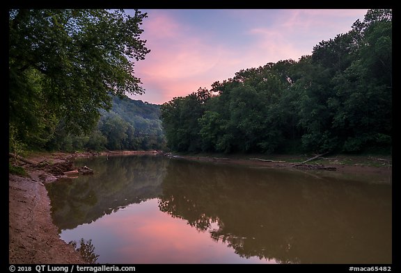 Green River at sunset, Houchin Ferry. Mammoth Cave National Park, Kentucky, USA.