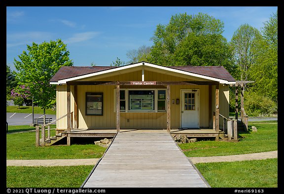 Grandview Visitor Center. New River Gorge National Park and Preserve (color)