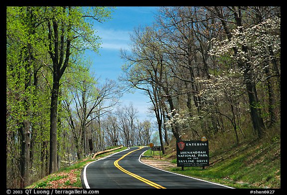 Skyline drive with Park entrance sign. Shenandoah National Park, Virginia, USA.