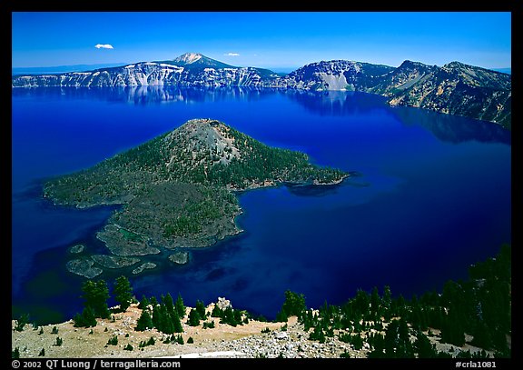 Lake and Wizard Island. Crater Lake National Park, Oregon, USA.