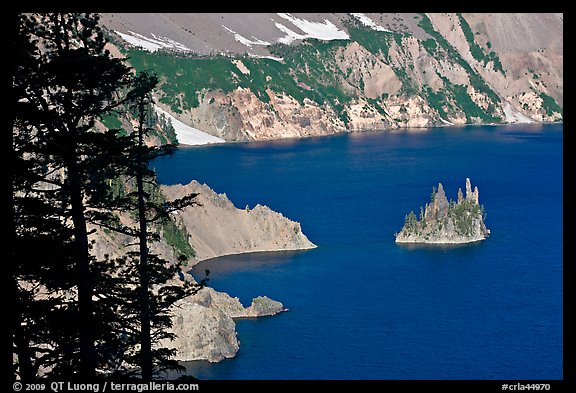 Island called Phantom Ship and crater walls. Crater Lake National Park, Oregon, USA.