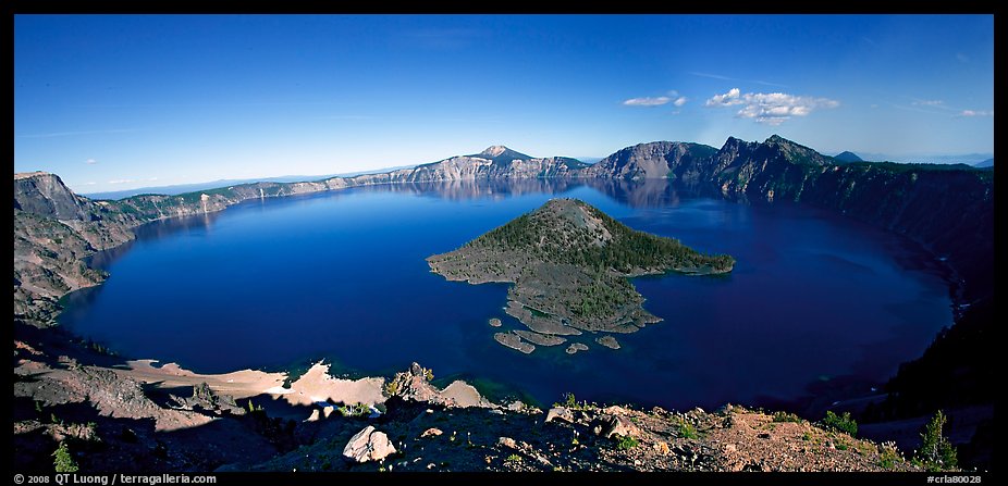 Crater Lake and Wizard Island. Crater Lake National Park, Oregon, USA.