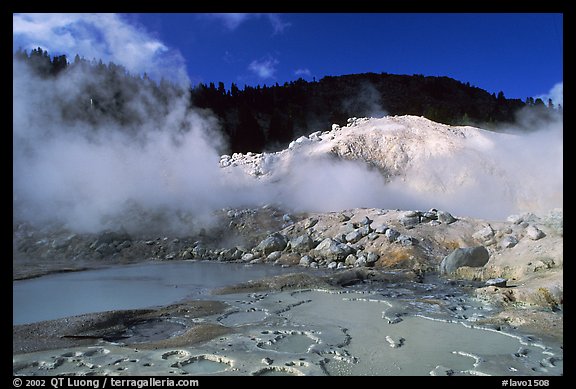 Mud cauldrons and fumeroles in Bumpass Hell thermal area. Lassen Volcanic National Park, California, USA.