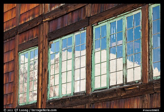 Mt Rainier, Sunrise Day Lodge window reflexion. Mount Rainier National Park, Washington, USA.