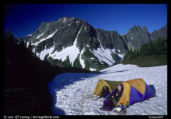 Camping on neve below Sahale Peak, North Cascades National Park. Washington, USA.