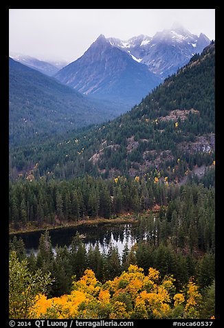 Coon Lake and Agnes peak in autumn, North Cascades National Park Service Complex. Washington, USA.