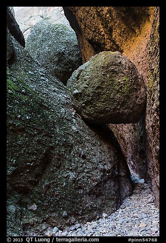 Boulder wedged in slot, Balconies Caves. Pinnacles National Park (color)
