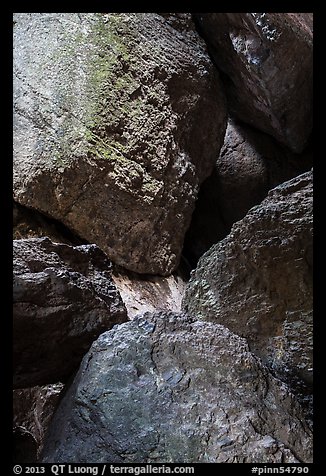 Boulders in Balconies Cave. Pinnacles National Park, California, USA.