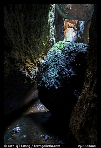 Jammed boulders, Lower Bear Gulch cave. Pinnacles National Park (color)