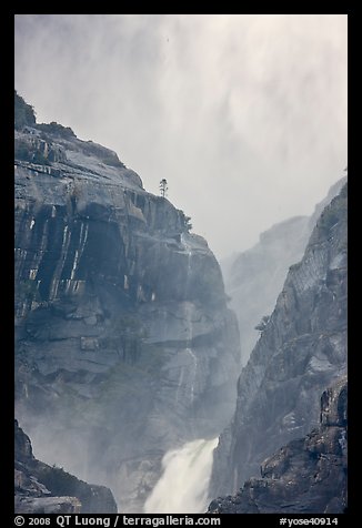 Gully between Upper and Lower Yosemite Falls. Yosemite National Park, California, USA.