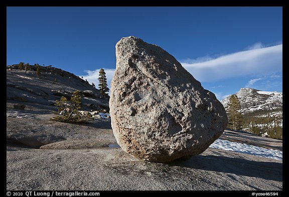 Glacial erratic on granite slabs near Olmstedt Point. Yosemite National Park, California, USA.