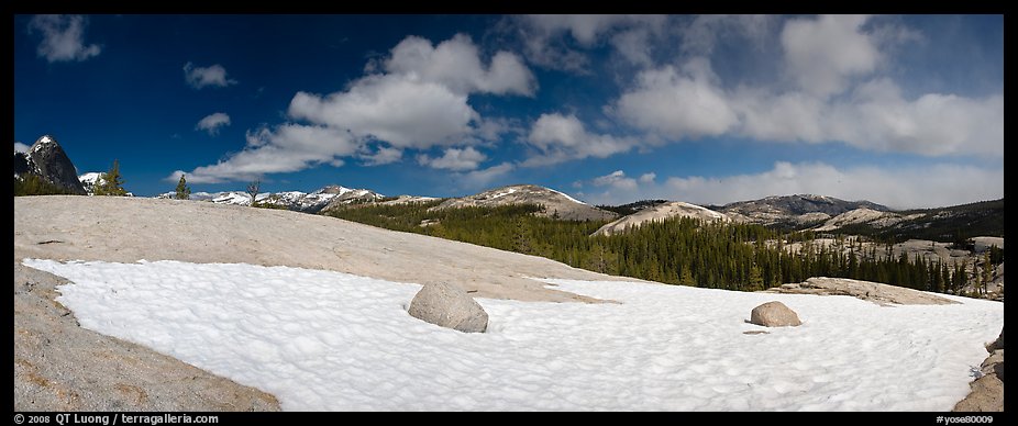 Tuolumne Meadows, neve and domes. Yosemite National Park, California, USA.