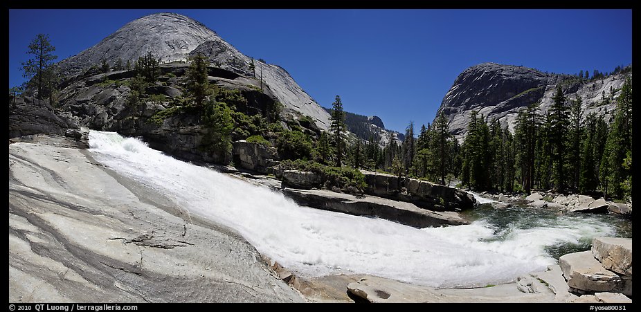 Bend of the Merced River in Upper Merced River Canyon. Yosemite National Park, California, USA.